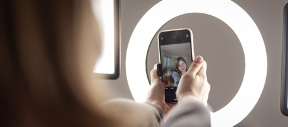 A photo illustrating a college advisor South Florida at International College Counselors reveals how Glimpse Videos are changing the college admissions landscape.